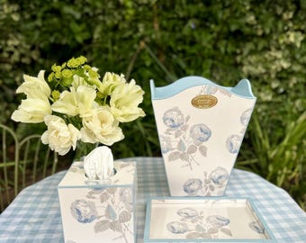Juego de tocador. Papelera y funda para caja de pañuelos Bowood Roses Blue ‘Colefax and Fowler’. Cubo de basura. Decoración de dormitorio: se puede personalizar.