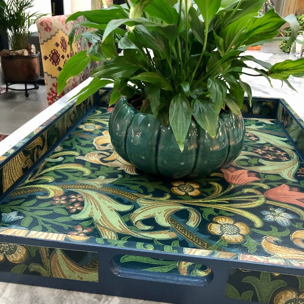 Woodford - William Morris dienblad met gouden lelie. Groot dienblad. Ontbijtplank. Lade salontafel. Marineblauw dienblad
