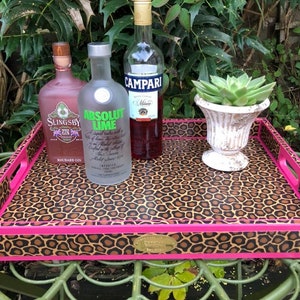 Bandeja de desayuno rosa fuerte con estampado de leopardo. Bandeja otomana. manejas. Bandeja de madera. Bandeja de decoupage. Bandeja de mesa de café.