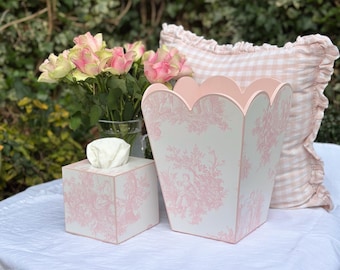 Papierkorb französisch Toile de Jouy rosa auf weiß Ausgebogt. Handbemalt. Shabby-Chic. Kinderzimmerdeko, Ankleidezimmer, Kinderzimmerdeko