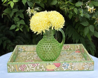 Handgjort serveringsfat med blommigt motiv - William Morris Golden Lily Green Red.