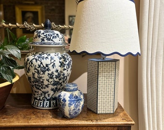 Snoerloze geschulpte lampenkap in Chelsea Textiles Cupid Antique Blue. Handgemaakt op bestelling in Engeland