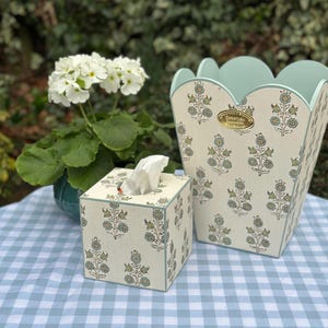 GP & J Baker Poppy Sprig Aqua Scalloped bin. Dipinto a mano. Cestino per la carta straccia Shabby Chic. Decorazione per la camera degli ospiti, spogliatoio o interni per la cameretta dei bambini.