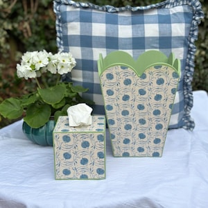 Seed Pod Blue di GP & J Baker Cestino smerlato. Dipinto a mano. Cestino per la carta straccia Shabby Chic. Decorazione per la camera degli ospiti, spogliatoio o interni per la cameretta dei bambini
