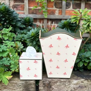 Alter französischer Schlafzimmerkorb Dunkelgrün mit Colefax und Fowler Ashling Himbeere Papierkorb & Taschentücherbox Deckelkorb