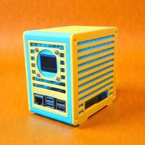 Raspberry Pi Desktop Gehäuse. Hellblaue Tasche mit gelbem Rand.