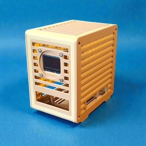 Custodia da scrivania per Raspberry Pi. Colore marrone chiaro con finiture color latte.