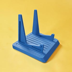 Op de afbeelding: Een blauwe displaystandaard met een rechthoekige basis en meerdere verticale steunen. De standaard heeft een getextureerd oppervlak en is ontworpen om een item rechtop te houden. De standaard is gemaakt van een stevig materiaal, op een gele achtergrond.