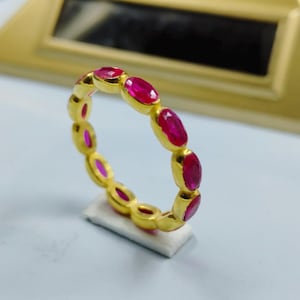Ovalslipad rubin alliansring, 925 sterlingsilver, stapelbar ring, oval rubin ädelsten, juli födelsesten, handgjord art déco alliansring