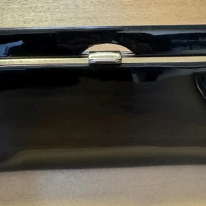 1950-60er Vintage schwarze Lackleder Handtasche mit Gold Hardware