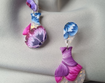 Boucles d'oreilles fleurs en pâte polymère. Boucles d'oreilles en acier inoxydable à fleurs multicolores translucides arc-en-ciel