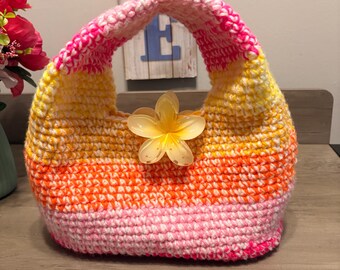 Bolso de ganchillo hecho a mano con forma de donut