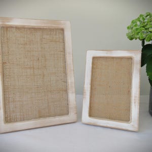 Espositore porta orecchini in bambù bianco anticato, ganci in legno sostenibile con borchie, organizer per collane con cornice ecologica fatta a mano