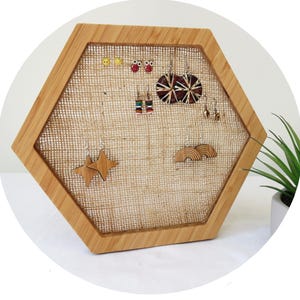 Espositore per orecchini esagonale in bambù, gancio in legno per ganci per borchie, distintivi, decorazione per la casa ecologica, cornice fatta a mano, organizzatore per collane e anelli