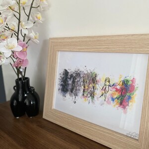 Op de afbeelding: Een ingelijst aquarel schilderij van vijf figuren die elkaars handen vasthouden, met een kleurrijke achtergrond. De figuren zijn getekend met zwarte inkt en de achtergrond is een mix van aquarelverwaskingen in tinten blauw, groen, geel, oranje en rood. Het schilderij is rechtsonder gesigneerd.