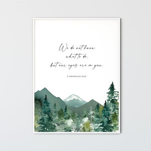 Può includere: Un dipinto ad acquerello di una catena montuosa con una foresta in primo piano. Il testo "We do not know what to do, but our eyes are on you. 2 Chronicles 20:12" è scritto in corsivo nero.