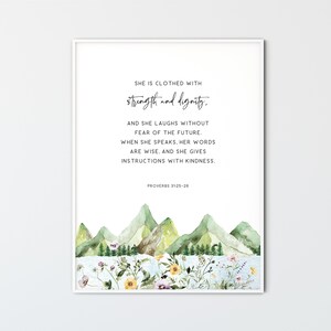 Può includere: Un'illustrazione ad acquerello di montagne e fiori con una citazione sulla forza e la dignità. La citazione recita: "È vestita di forza e dignità. E ride senza paura del futuro. Quando parla, le sue parole sono sagge, e dà istruzioni con gentilezza." La citazione è attribuita a Proverbi 31:25-26.