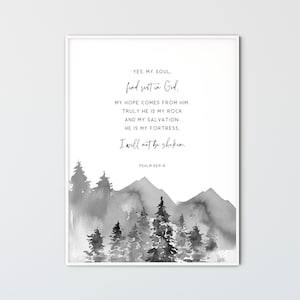 Pode incluir: Impressão em aquarela em preto e branco com uma cordilheira e árvores. A impressão apresenta uma citação do Salmo 62:5-6: "Sim, minha alma, encontre descanso em Deus, minha esperança vem dele. Na verdade, ele é a minha rocha e a minha salvação: ele é a minha fortaleza. Não serei abalado."