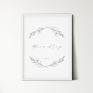 Op de afbeelding: Zwart-witte printbare kunstprint met een bloemmotief en de tekst "Abide in me, and I in you" met de bijbelverwijzing "JOHN 15:4".