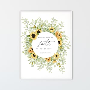Op de afbeelding: Een aquarelprint met een krans van zonnebloemen en groen. De print bevat de quote "Want wij wandelen door geloof en niet door zien" met de bijbelverwijzing "2 Korintiërs 5:7".