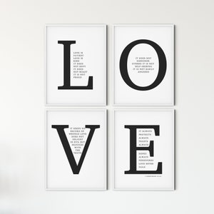 Może przedstawiać: Cztery czarno-białe oprawione wydruki ze słowem "LOVE" dużymi literami. Każda litera ma inną definicję miłości z wersetu biblijnego 1 Koryntian 13:4-8.