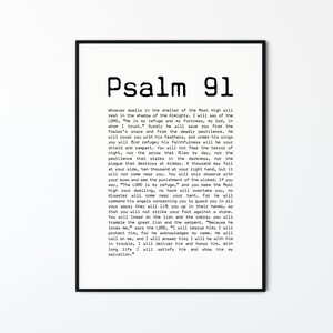 Puede incluir: Arte de pared imprimible en blanco y negro con el Salmo 91 de la Biblia. El texto está en una fuente simple y moderna y está centrado en un fondo blanco.