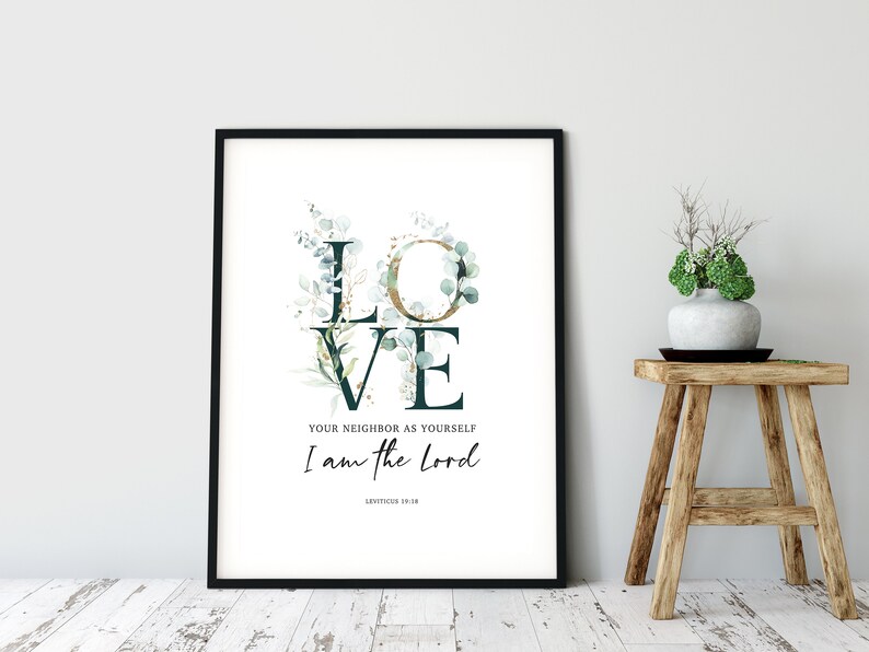 Op de afbeelding: Een printbaar wanddecoratiedesign met een aquarel-illustratie van groen en het woord "LOVE" in zwarte letters. De tekst "Your neighbor as yourself I am the Lord Leviticus 19:18" staat in het zwart onder het woord "LOVE".
