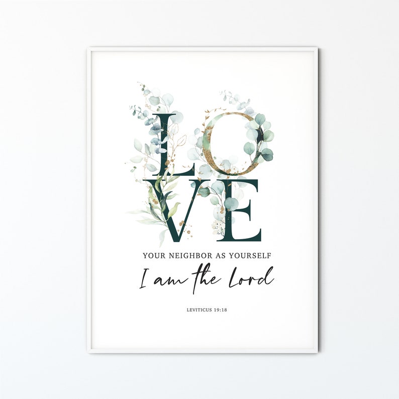 Op de afbeelding: Een printbaar wanddecoratiedesign met het woord "LOVE" in donkergroene letters met gouden accenten. De letters zijn omgeven door aquarelgroen. De tekst "YOUR NEIGHBOR AS YOURSELF I am the Lord LEVITICUS 19:18" is onder het woord "LOVE" gedrukt.