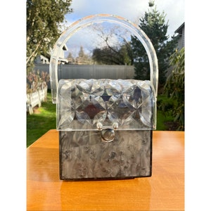 Bolso de mano vintage raro original Rialto NY de los años 50 con solapa de metacrilato con diseño floral geométrico tallado transparente y asa superior de mármol gris brillante
