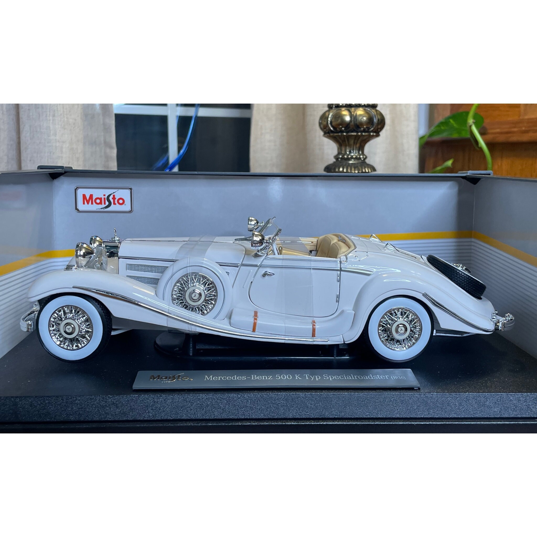 Maisto Premier Edition Car Model (1936) White Mercedes-benz