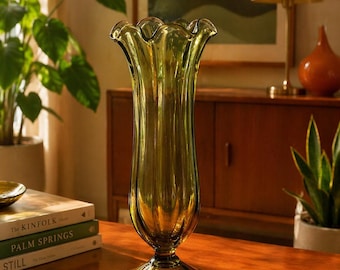 Vintage Avocado Green Stretch Glass Pedestal Vase – Scalloped Rim Mid-Century Art Glass