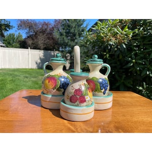 Vintage Studio Arta Per Sorrento Tan & Green Hand Crafted Pottery Aceto and Oil Lidded Cruet w/Salt Pepper Shaker  (Set of 7) Bottom Marked
