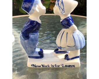 Vintage "New York Is For Lovers" Kissing Dutch Girl/Boy Hand Painted Ceramic Figurine Made In Korea 4 1/2" Tall