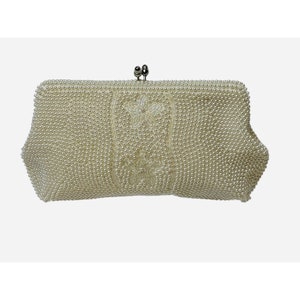 Cartera de mano vintage Bon Soir de los años 60 en color crema con cadena plateada y cuentas de perlas italianas y seda, bolso formal para bodas y ocasiones especiales, hecho a mano en Japón