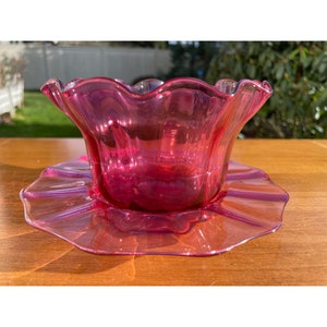 Vintage Set of Hand Blown Cranberry Pink Iridescent Ruffled Art Glass Sherbet Finger Bowl & Underplate
