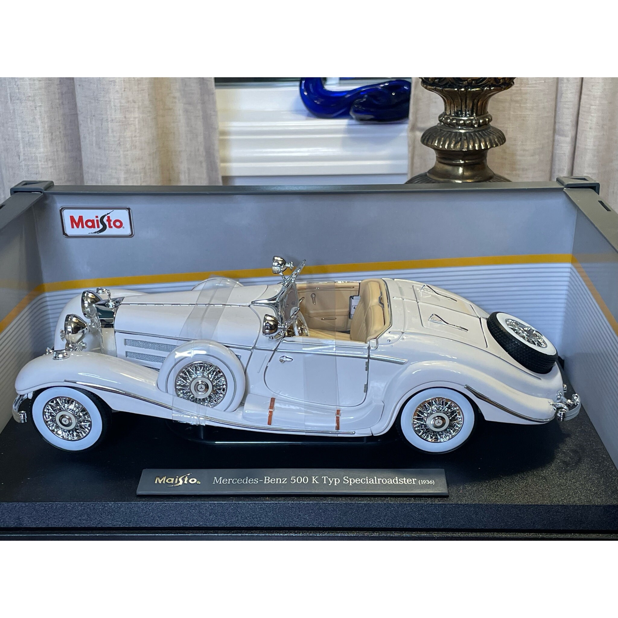 Maisto Premier Edition Car Model (1936) White Mercedes-benz