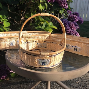 Vintage Handcrafted Unique Round/Oval Shaped Tan Straw Baskets w/Ceramic Little Teapot Decals (Set Of 3)