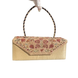 Cartera con solapa y asa superior de cuero trenzado con bordado floral de seda beige vintage con joyas