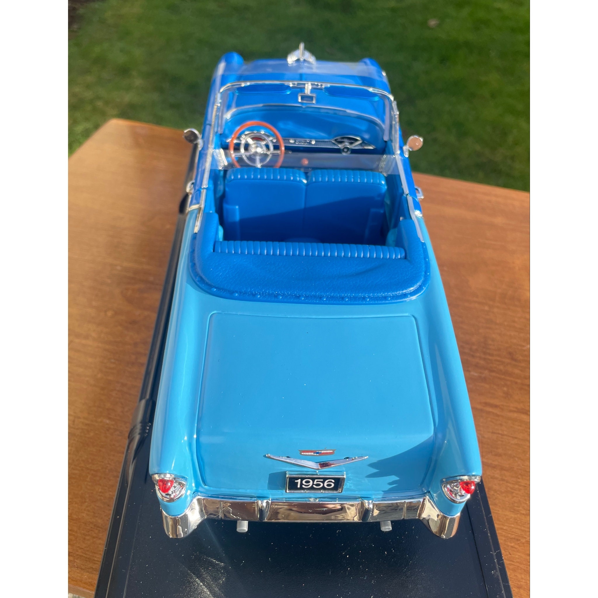 Classic Chevy Road Signature Die-cast Blue Convertible