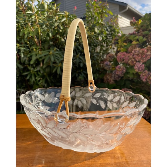 Vintage Glass Fruit Basket Bowl With Wicker Handle & Embossed Frosted  Holiday Poinsettia Flower Pattern 