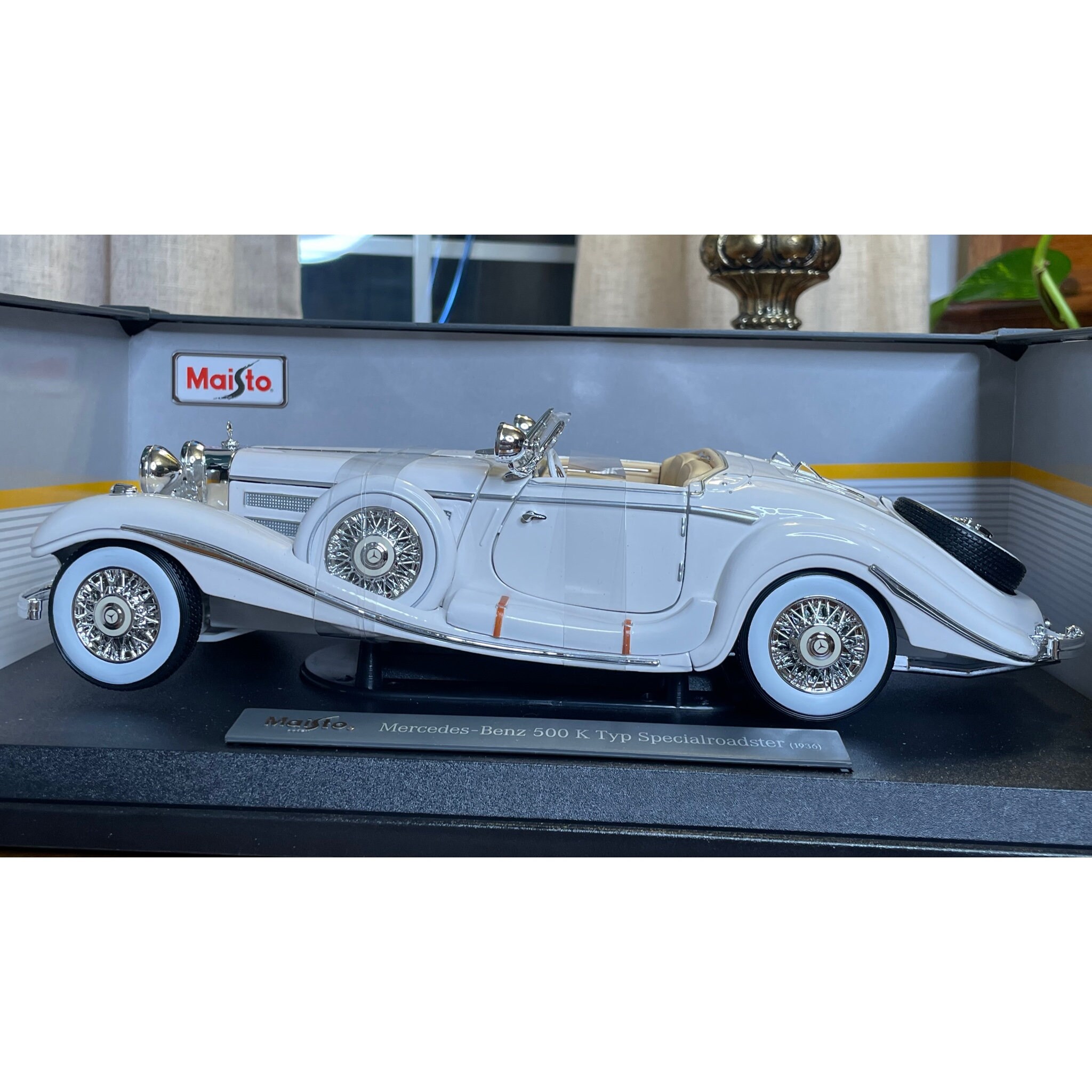 Maisto Premier Edition Car Model (1936) White Mercedes-benz 500K