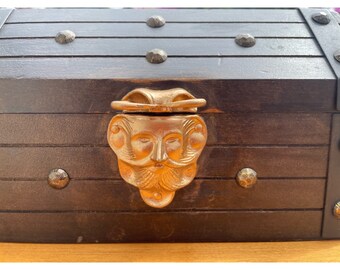 再入荷のおすすめ最新情報 Vintage Handcrafted Solid Wood Lidded Hinged Pirate Treasure 置物