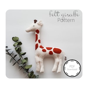 Könnte beinhalten: Eine weiße Filz-Giraffe mit braunen Flecken, die auf einem weißen Hintergrund steht. Der Text "felt giraffe pattern" ist über der Giraffe geschrieben. Ein Kreis mit dem Text "PDF Download" befindet sich in der unteren rechten Ecke.