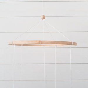 Colgador circular para móvil / Colgador de madera para móvil / Opciones de 5, 7 o 9 cuerdas / Móvil para bebé / Regalo para baby shower