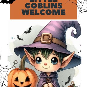 Op de afbeelding: Een cartoon-goblin met een paarse heksenhoed en een bruine riem, die een uitgeholde oranje pompoen vasthoudt. De goblin zit op een houten oppervlak met een kleinere pompoen en een spinnenweb op de achtergrond. De tekst "LITTLE GOBLINS WELCOME" wordt weergegeven in een banner boven de goblin.