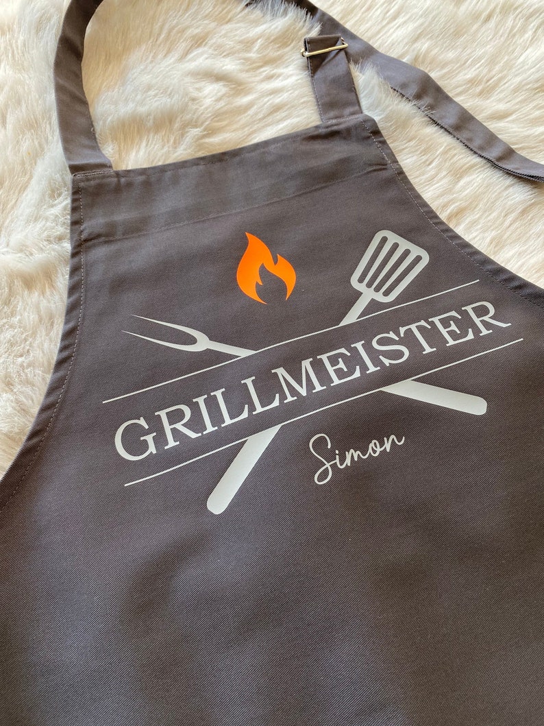 Personalisierte Grillschürze Grillmeister Deluxe Schürze für Männer mit Name Grillen Vatertag individuelles Geburtstagsgeschenk für Männer Bild 1