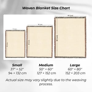 Op de afbeelding: Een maattabel voor geweven dekens met drie rechthoekige dekens in de maten klein, middel en groot. De tabel toont de afmetingen in inches als 37" x 52", 50" x 60" en 60" x 80", inclusief metrische conversies en een opmerking over mogelijke afwijkingen.