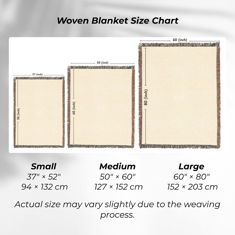Op de afbeelding: Een maattabel voor geweven dekens met drie rechthoekige dekens in de maten klein, middel en groot. De tabel toont de afmetingen in inches als 37" x 52", 50" x 60" en 60" x 80", inclusief metrische conversies en een opmerking over mogelijke afwijkingen.