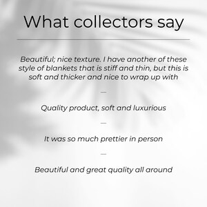 Op de afbeelding: Een witte grafische weergave met de zwarte tekst What collectors say, gevolgd door vier klantbeoordelingen over een deken. De beoordelingen beschrijven het product als hebbende een fijne textuur, zacht, dik en van goede kwaliteit.