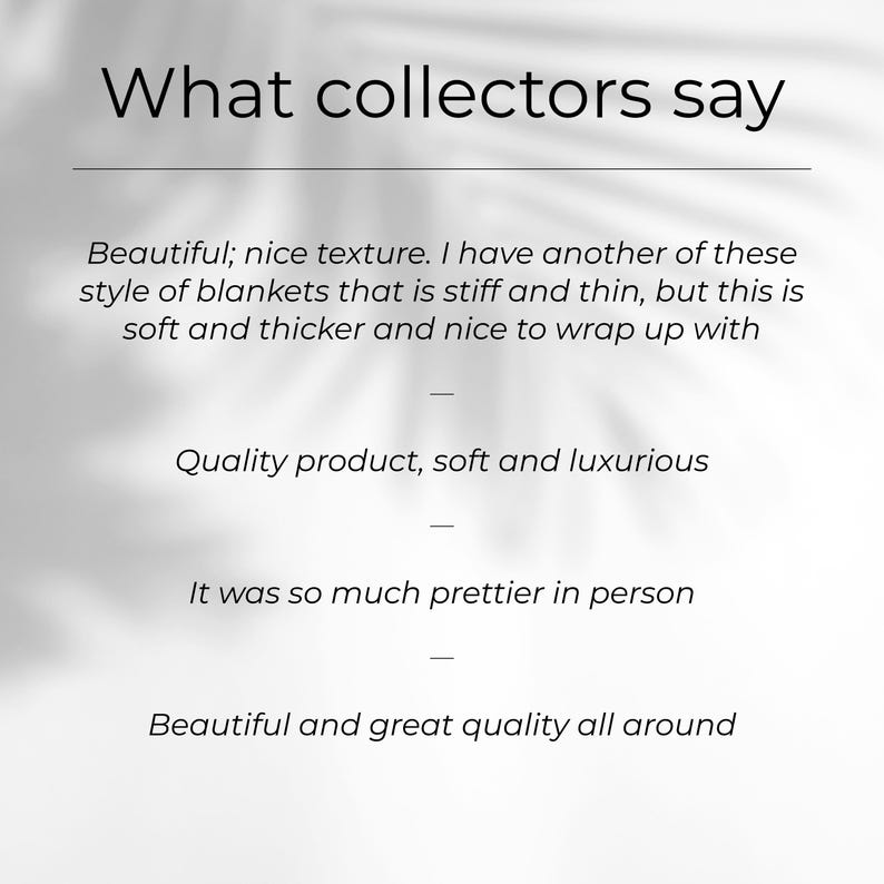 Op de afbeelding: Een witte grafische weergave met de zwarte tekst What collectors say, gevolgd door vier klantbeoordelingen over een deken. De beoordelingen beschrijven het product als hebbende een fijne textuur, zacht, dik en van goede kwaliteit.
